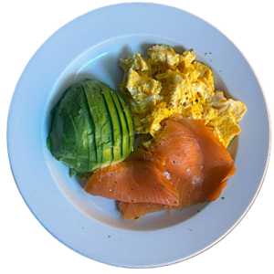 Ovos mexidos com salmão e abacate