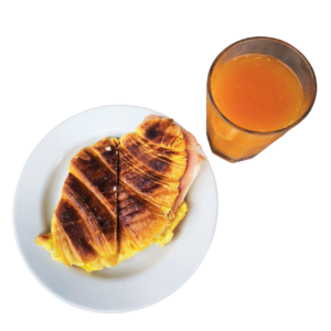 Croissant misto prensado e sumo de laranja