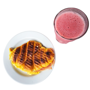 Croissant misto prensado e batido de morango