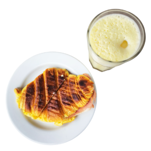 Croissant misto prensado e batido de ananás