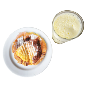 Pão de deus misto prensado e batido de ananás