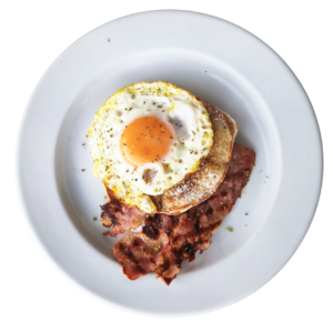 Panqueca com bacon e ovo estrelado
