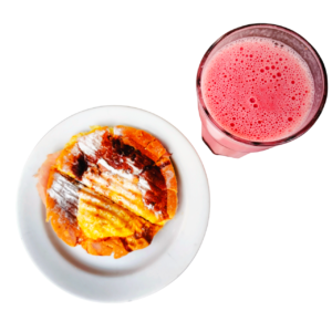 Pão de deus misto prensado e batido de morango