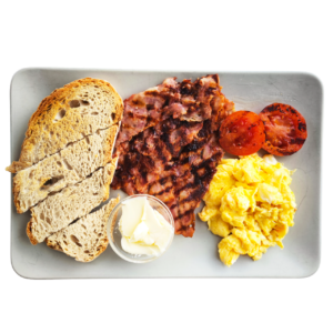 Torrada com bacon, ovos e tomate
