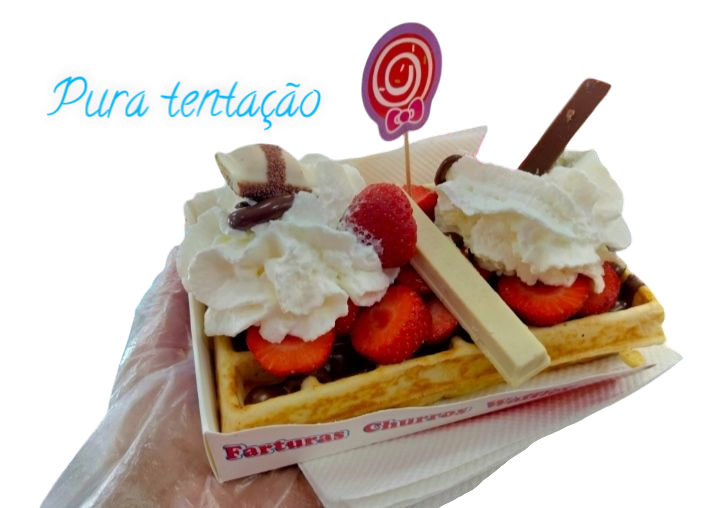 Waffle de Nutella com morangos e chantilly