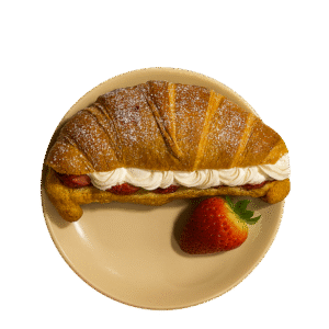 Croissant com creme de leite e morango